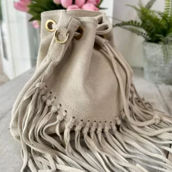Borsa Scamosciata a Secchiello con Frange Tracolla e Passanti Dorati E