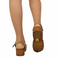 Sandali a Zoccolo in Pelle Ingrassata Camel con Tacco Basso