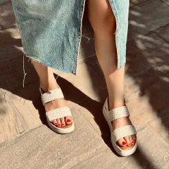 Sandali Intrecciati in Pelle color Beige e Suola in Memory Foam