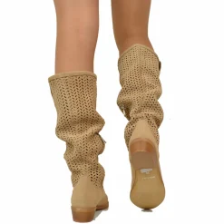 Stivali Estivi Scamosciati in Pelle Traforata Beige e Punta Sfilata